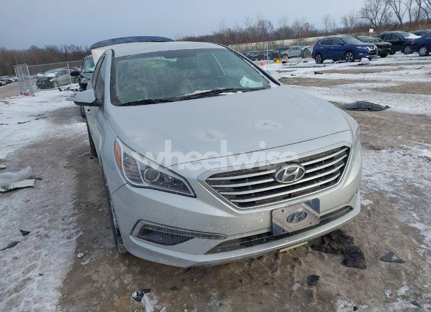 2015 Hyundai Sonata SE (VIN 5NPE24AF8FH157443) main photo