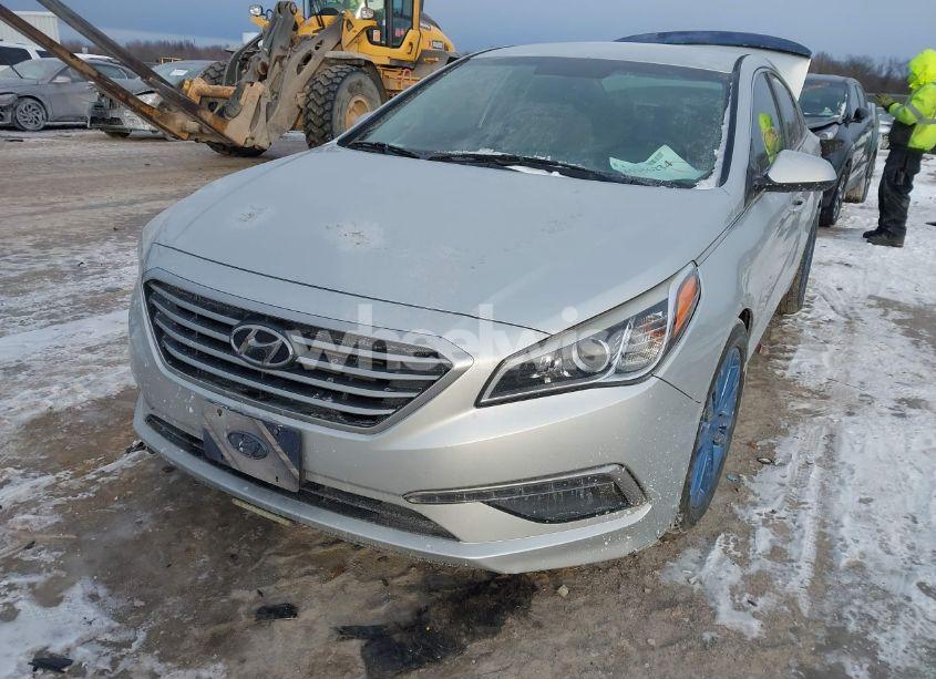 Photo 2 of 2015 Hyundai Sonata SE (VIN 5NPE24AF8FH157443)