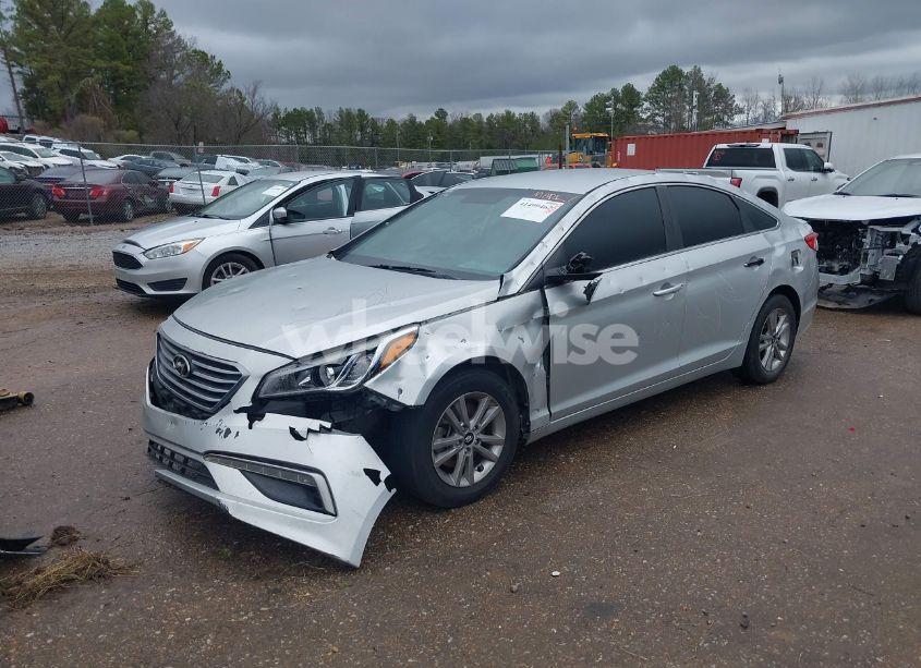 Photo 2 of 2015 Hyundai Sonata SE (VIN 5NPE24AF8FH177319)