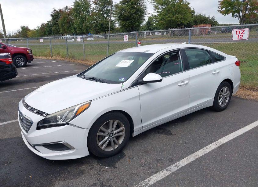 Photo 2 of 2015 Hyundai Sonata SE (VIN 5NPE24AF8FH211162)