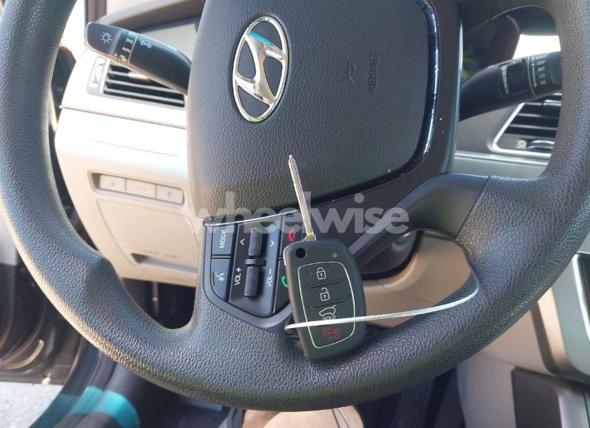 Photo 11 of 2015 Hyundai Sonata SE (VIN 5NPE24AF8FH244789)