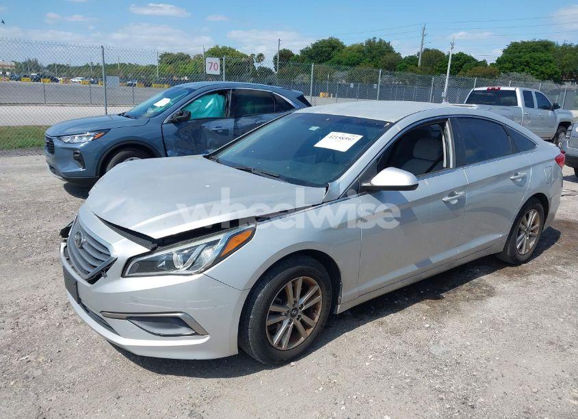 Photo 2 of 2016 Hyundai Sonata SE (VIN 5NPE24AF8GH260296)