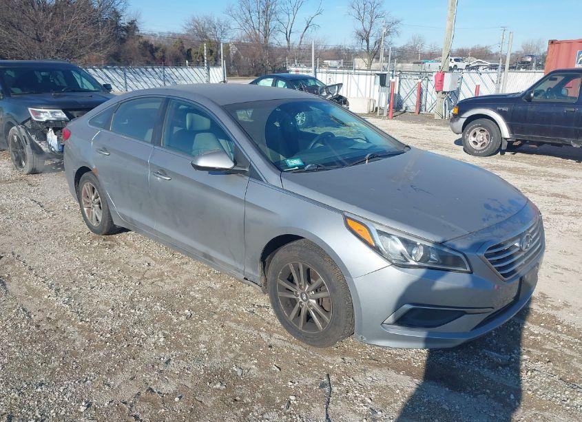 2016 Hyundai Sonata SE (VIN 5NPE24AF8GH263733) main photo