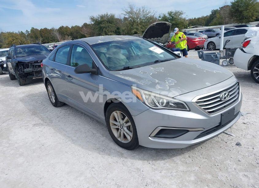 2016 Hyundai Sonata SE (VIN 5NPE24AF8GH286199) main photo