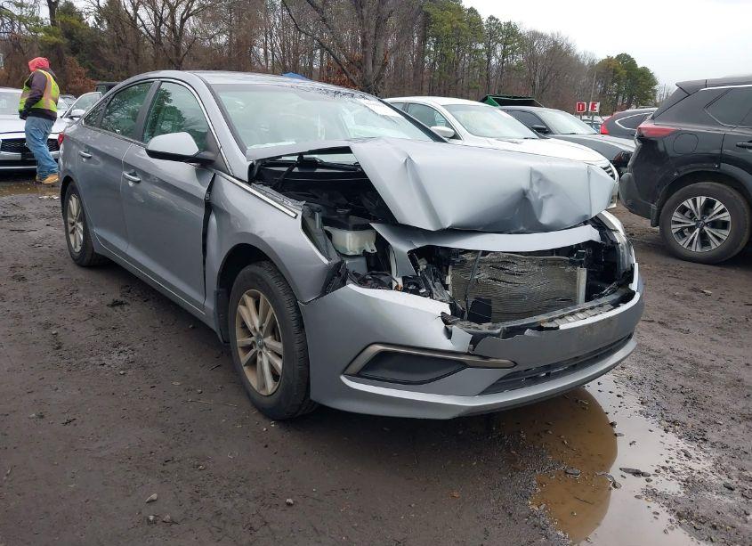 2016 Hyundai Sonata SE (VIN 5NPE24AF8GH304507) main photo