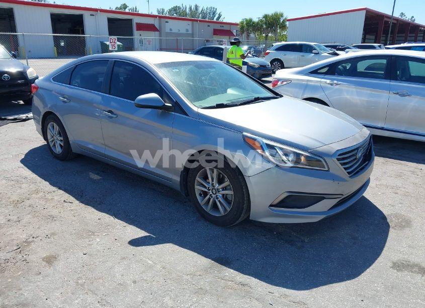 2016 Hyundai Sonata SE (VIN 5NPE24AF8GH310601) main photo