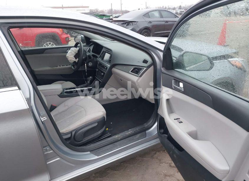 Photo 5 of 2016 Hyundai Sonata SE (VIN 5NPE24AF8GH373245)