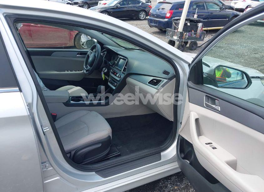 Photo 5 of 2018 Hyundai Sonata SE (VIN 5NPE24AF8JH621811)