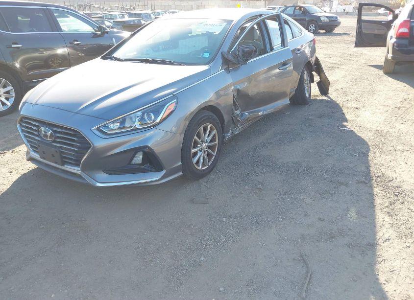Photo 2 of 2018 Hyundai Sonata SE (VIN 5NPE24AF8JH674010)
