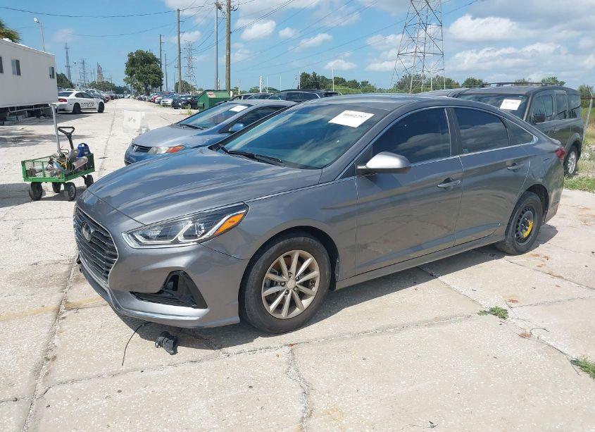 Photo 2 of 2019 Hyundai Sonata SE (VIN 5NPE24AF8KH757129)