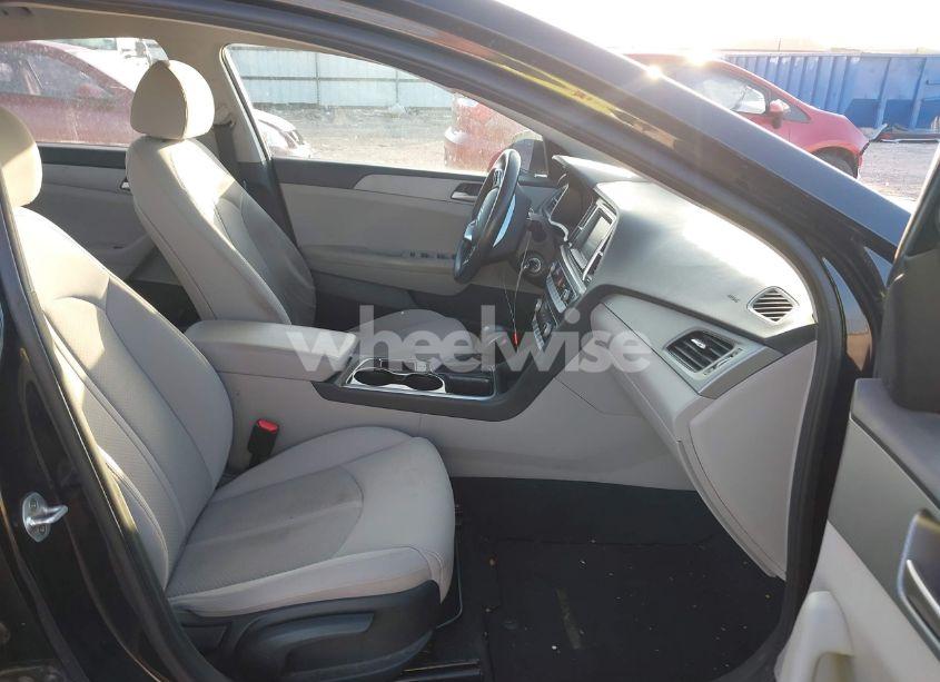 Photo 5 of 2019 Hyundai Sonata SE (VIN 5NPE24AF8KH777929)