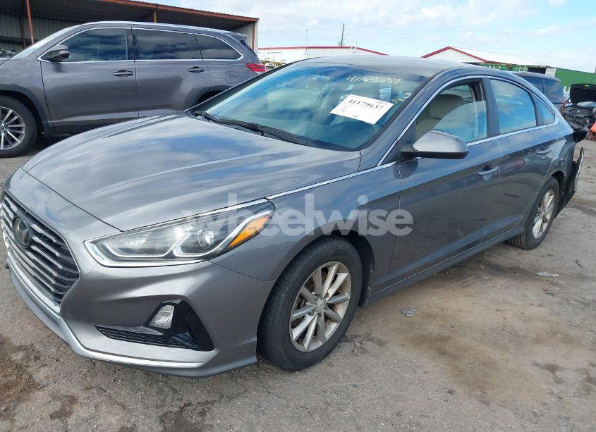 Photo 2 of 2019 Hyundai Sonata SE (VIN 5NPE24AF8KH800304)