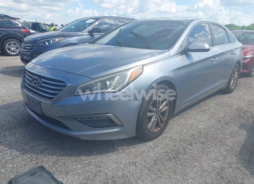 Photo 2 of 2015 Hyundai Sonata SE (VIN 5NPE24AF9FH012668)