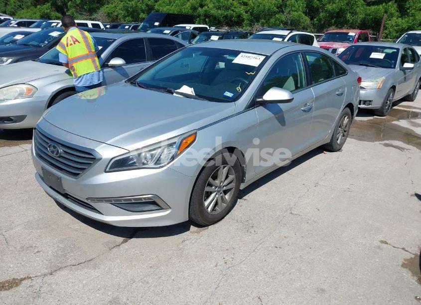 Photo 2 of 2015 Hyundai Sonata SE (VIN 5NPE24AF9FH041944)