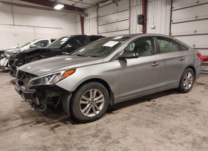 Photo 2 of 2015 Hyundai Sonata SE (VIN 5NPE24AF9FH160061)