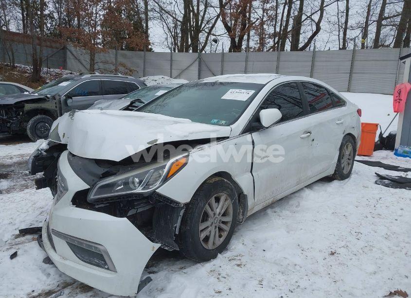 Photo 2 of 2015 Hyundai Sonata SE (VIN 5NPE24AF9FH174655)