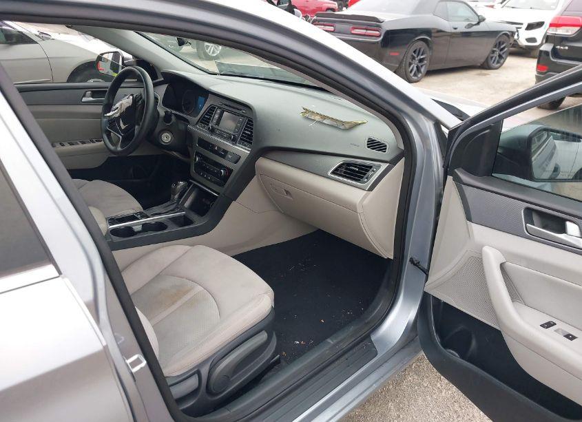 Photo 5 of 2015 Hyundai Sonata SE (VIN 5NPE24AF9FH179001)