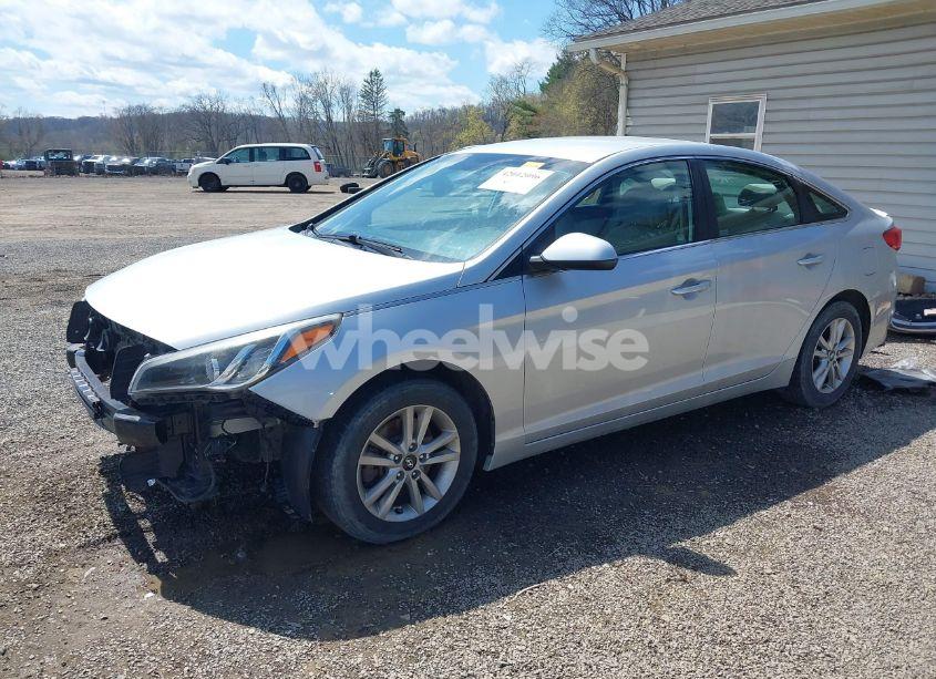 Photo 2 of 2015 Hyundai Sonata SE (VIN 5NPE24AF9FH184084)