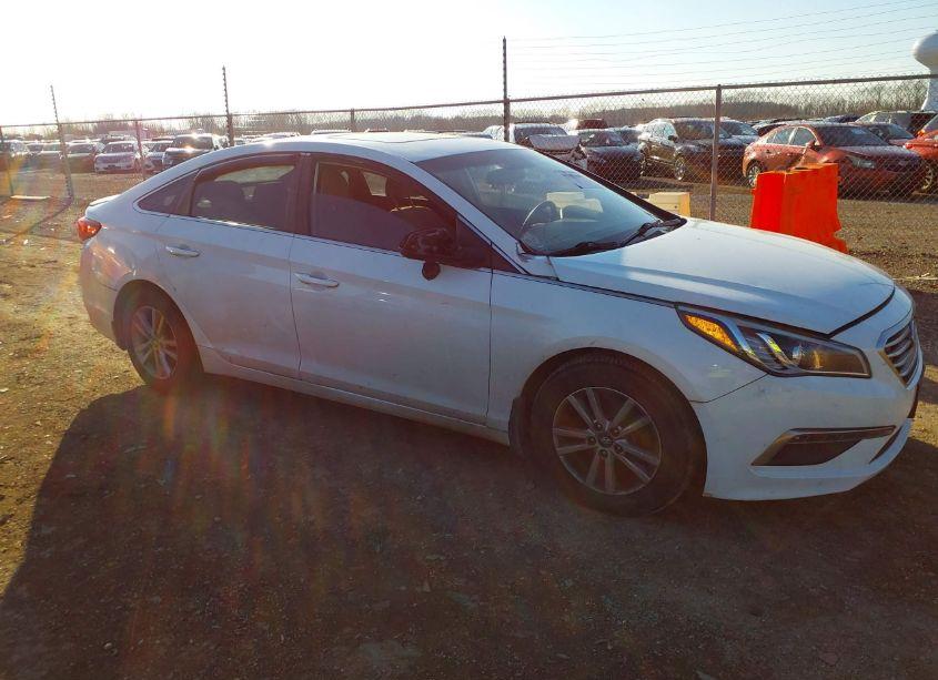 2015 Hyundai Sonata SE (VIN 5NPE24AF9FH228066) main photo