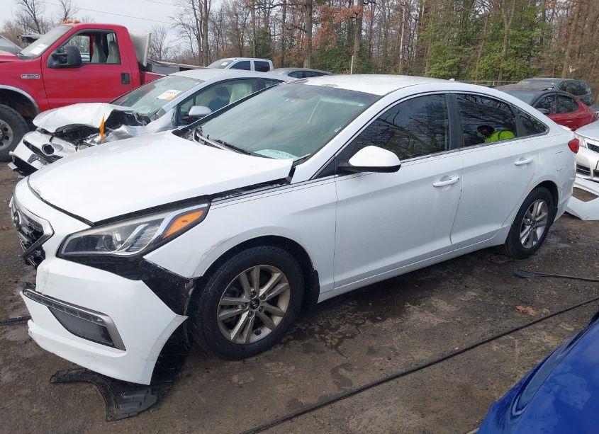 Photo 2 of 2015 Hyundai Sonata SE (VIN 5NPE24AF9FH246065)