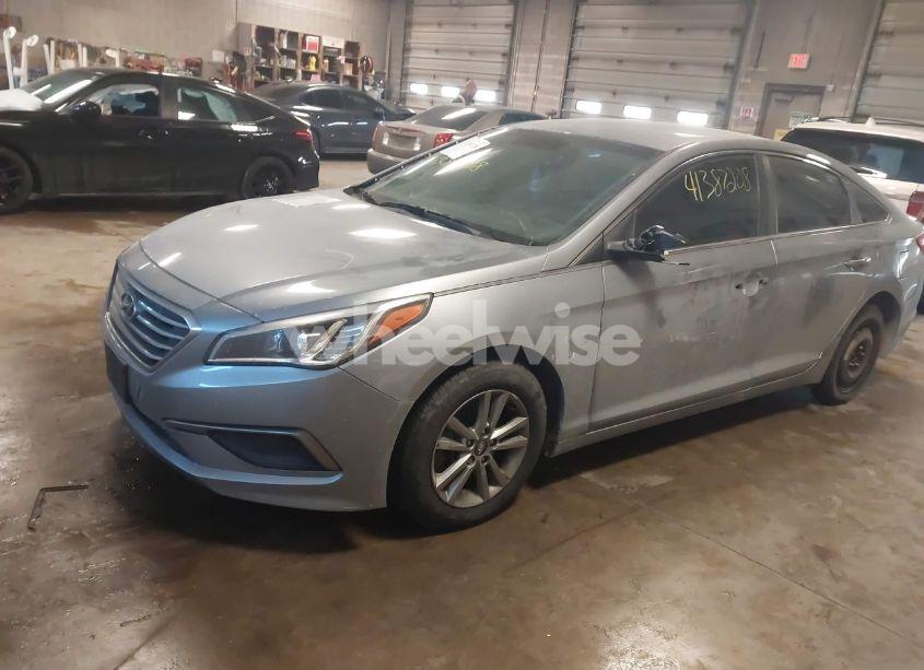Photo 2 of 2016 Hyundai Sonata SE (VIN 5NPE24AF9GH326824)