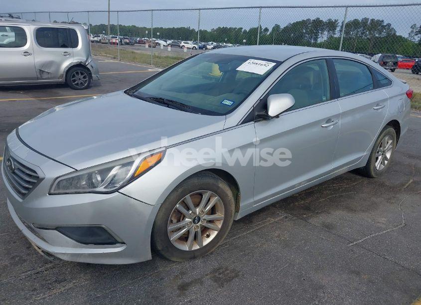 Photo 2 of 2016 Hyundai Sonata SE (VIN 5NPE24AF9GH355823)