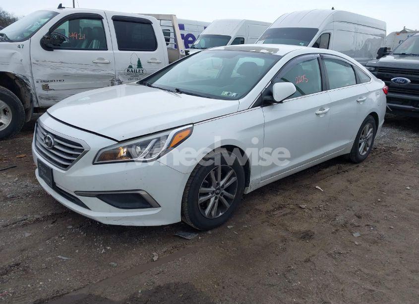 Photo 2 of 2016 Hyundai Sonata SE (VIN 5NPE24AF9GH373982)