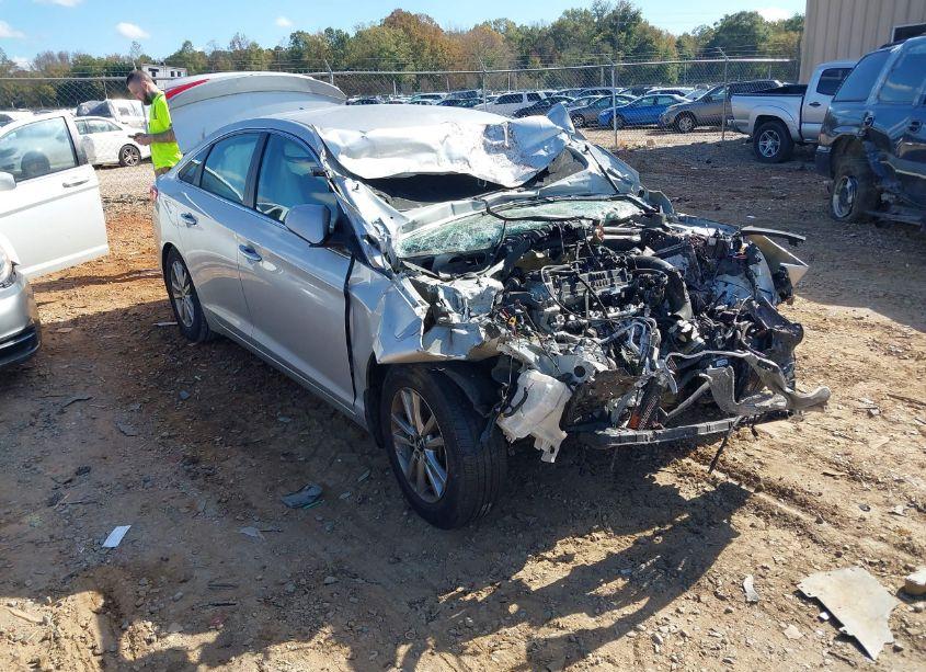 2017 Hyundai Sonata SE (VIN 5NPE24AF9HH553111) main photo