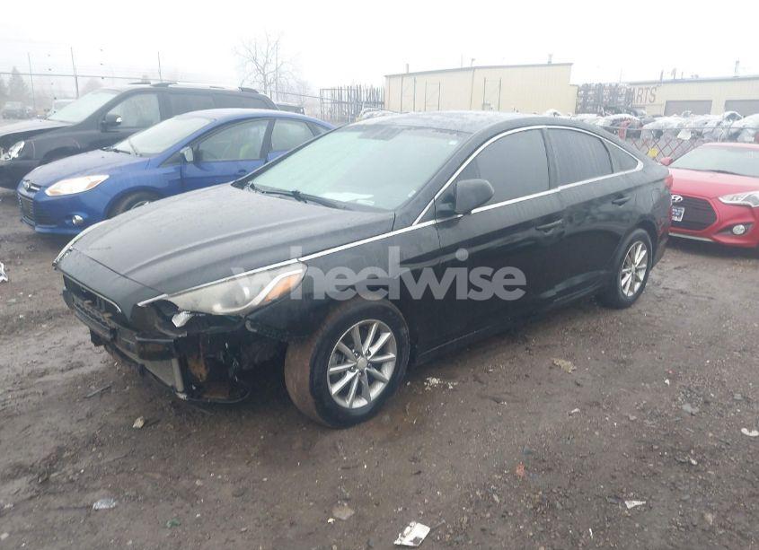 Photo 2 of 2018 Hyundai Sonata SE (VIN 5NPE24AF9JH692693)