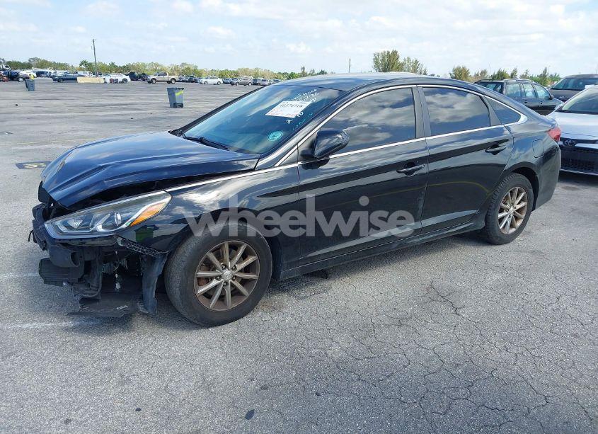 Photo 2 of 2019 Hyundai Sonata SE (VIN 5NPE24AF9KH738296)