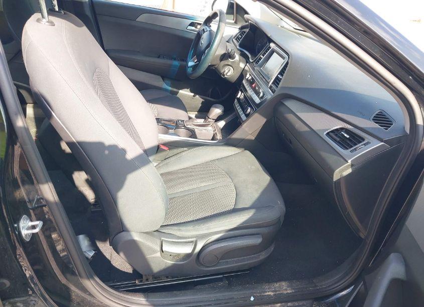 Photo 5 of 2019 Hyundai Sonata SE (VIN 5NPE24AF9KH752103)