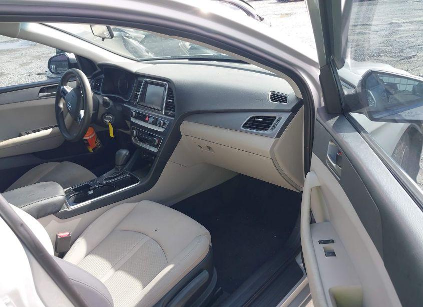 Photo 5 of 2019 Hyundai Sonata SE (VIN 5NPE24AF9KH765627)