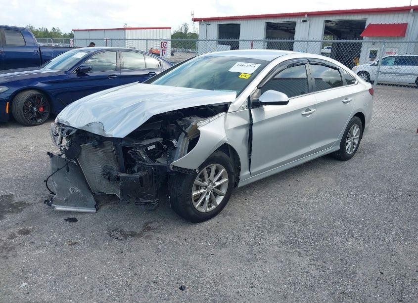 Photo 2 of 2019 Hyundai Sonata SE (VIN 5NPE24AF9KH815247)