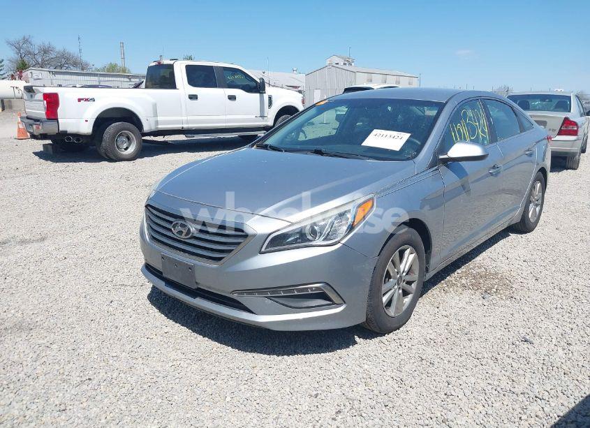 Photo 2 of 2015 Hyundai Sonata SE (VIN 5NPE24AFXFH068876)