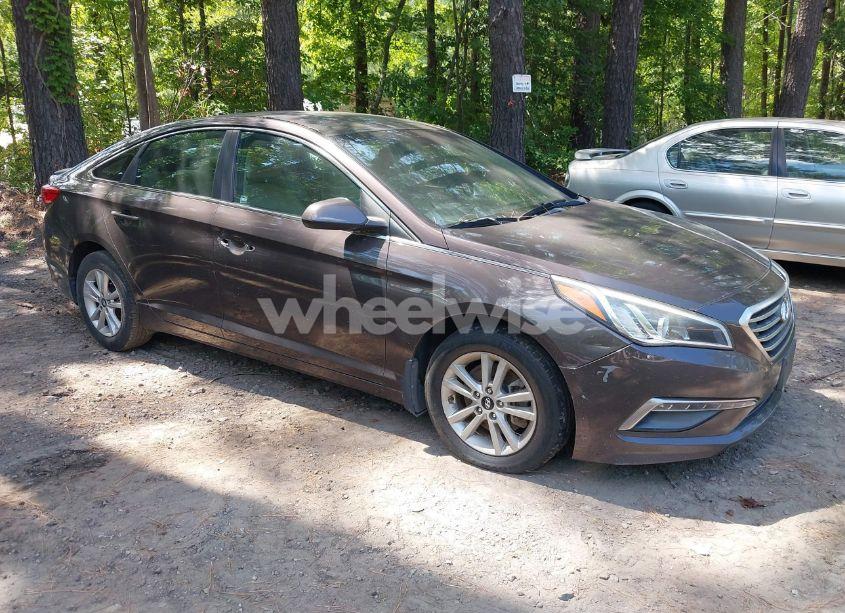 2015 Hyundai Sonata SE (VIN 5NPE24AFXFH105411) main photo
