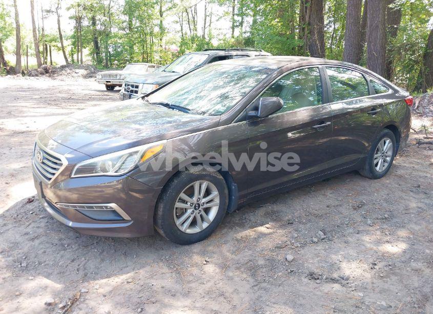 Photo 2 of 2015 Hyundai Sonata SE (VIN 5NPE24AFXFH105411)