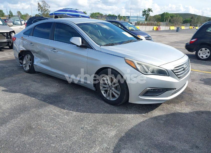 2015 Hyundai Sonata SE (VIN 5NPE24AFXFH107806) main photo