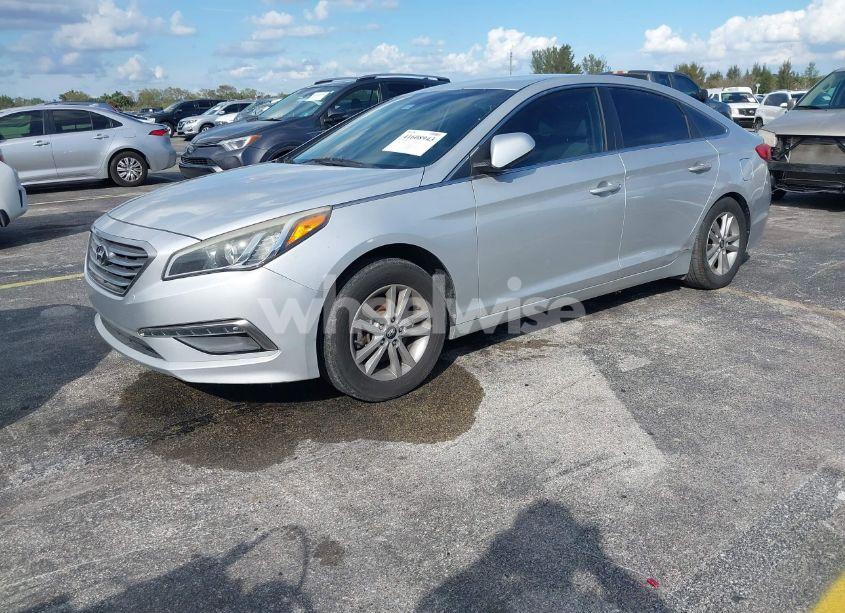 Photo 2 of 2015 Hyundai Sonata SE (VIN 5NPE24AFXFH107806)