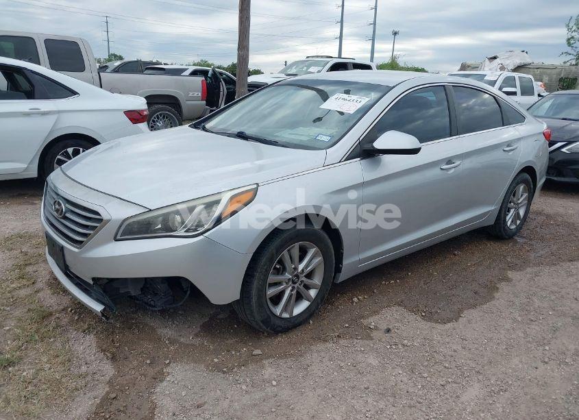 Photo 2 of 2016 Hyundai Sonata SE (VIN 5NPE24AFXGH324497)