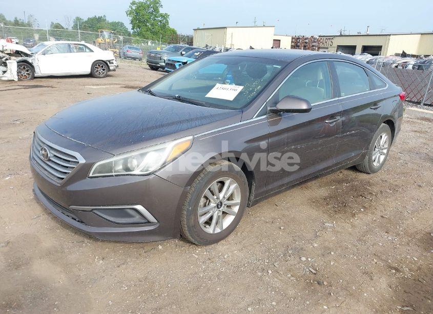 Photo 2 of 2016 Hyundai Sonata SE (VIN 5NPE24AFXGH326895)