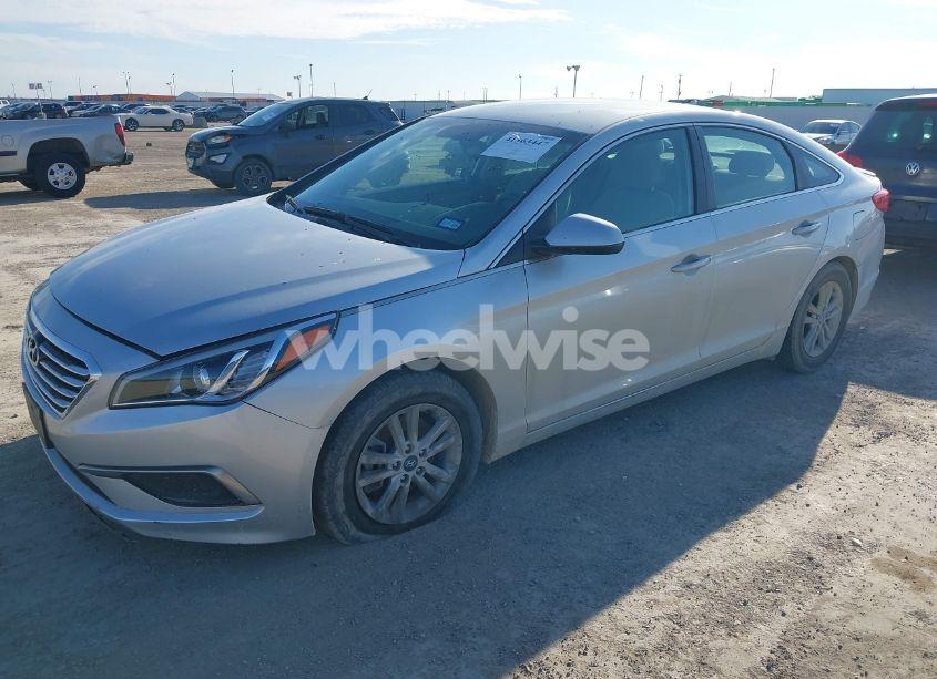 Photo 2 of 2016 Hyundai Sonata SE (VIN 5NPE24AFXGH359508)