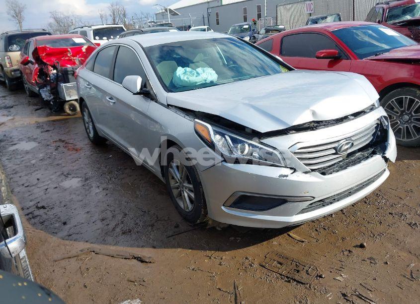 2017 Hyundai Sonata SE (VIN 5NPE24AFXHH516990) main photo