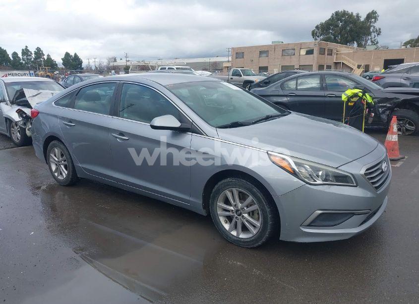 2017 Hyundai Sonata SE (VIN 5NPE24AFXHH579037) main photo