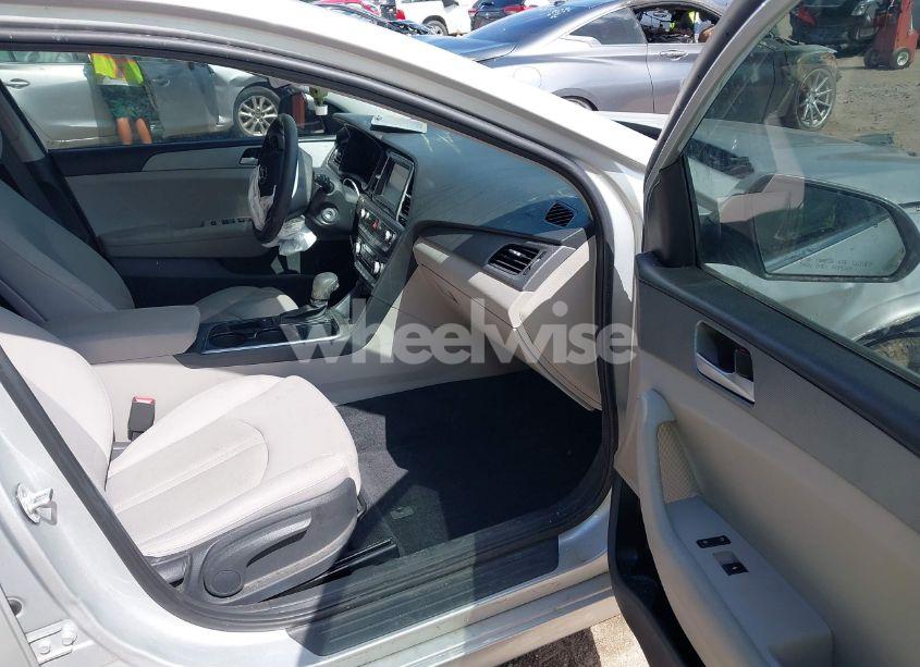 Photo 5 of 2019 Hyundai Sonata SE (VIN 5NPE24AFXKH759416)