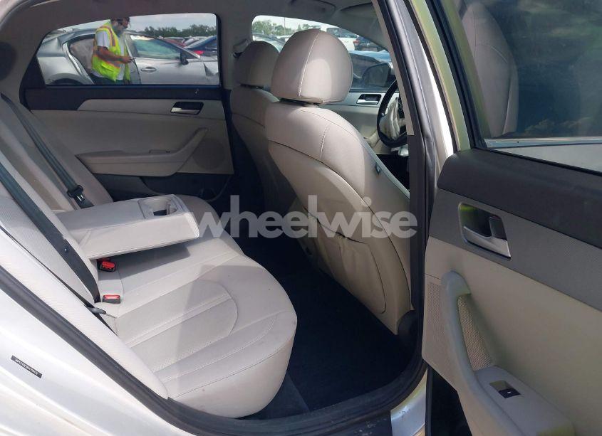 Photo 8 of 2019 Hyundai Sonata SE (VIN 5NPE24AFXKH759416)