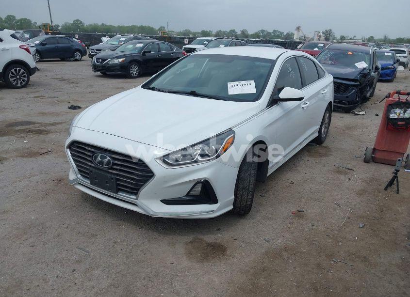 Photo 2 of 2019 Hyundai Sonata SE (VIN 5NPE24AFXKH796899)
