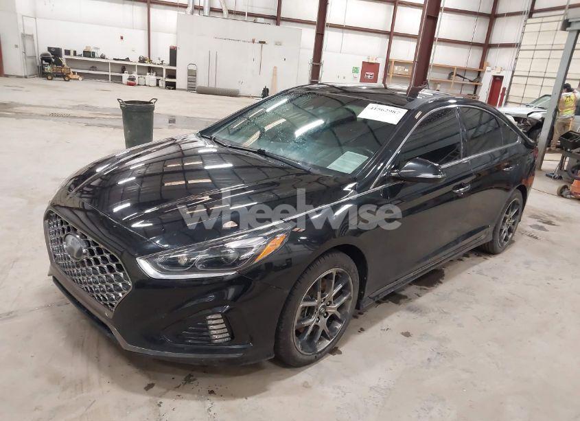 Photo 2 of 2019 Hyundai Sonata LIMITED 2.0T (VIN 5NPE34AB2KH809896)