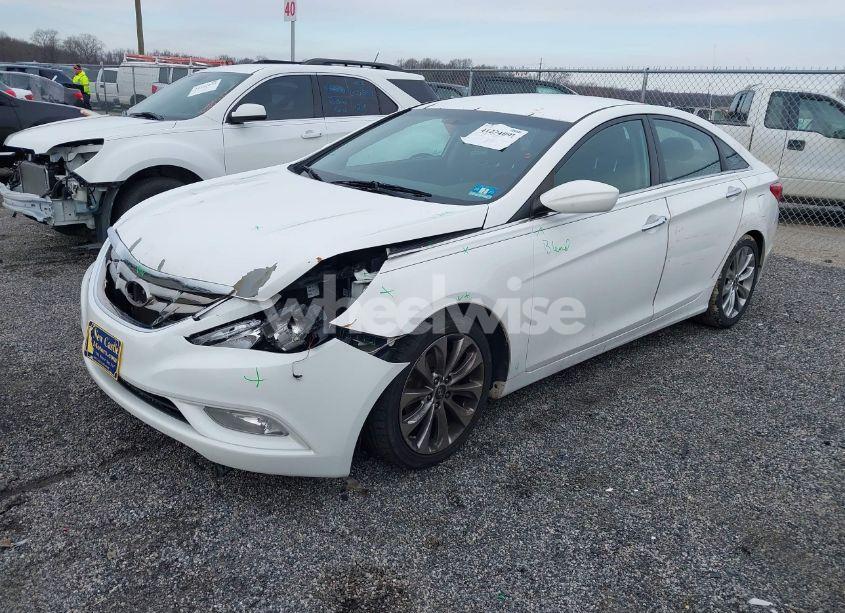 Photo 2 of 2013 Hyundai Sonata SE (VIN 5NPEC4AC0DH728729)