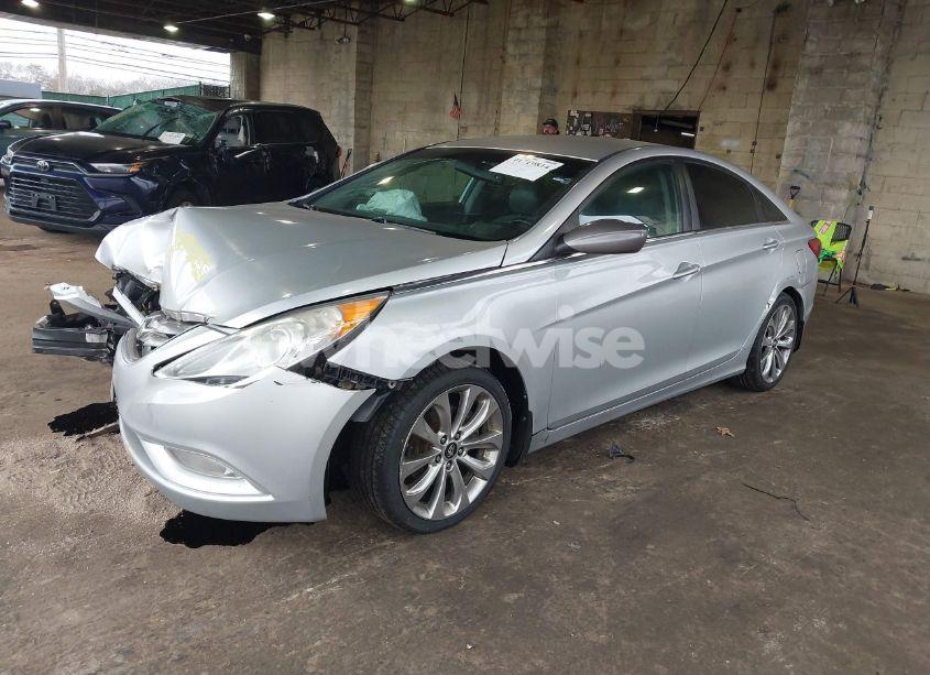 Photo 2 of 2013 Hyundai Sonata SE (VIN 5NPEC4AC1DH598735)