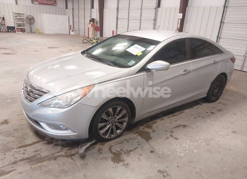 Photo 2 of 2013 Hyundai Sonata SE (VIN 5NPEC4AC1DH641910)